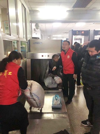 北站春運志愿者6(滕艷君)_副本.jpg 北站春運志愿者6(滕艷君)_副本.jpg