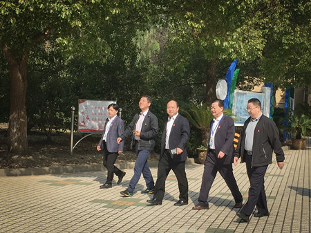 平湖市長(zhǎng)調(diào)研交校2(鐘春芳)_副本.jpg 平湖市長(zhǎng)調(diào)研交校2(鐘春芳)_副本.jpg