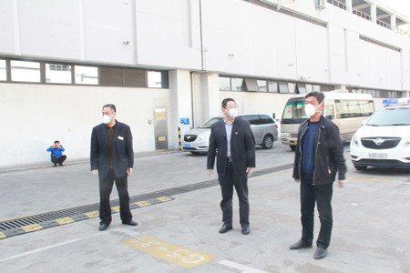 集團(tuán)張總慰問駐機(jī)場1_副本.jpg 集團(tuán)張總慰問駐機(jī)場1_副本.jpg