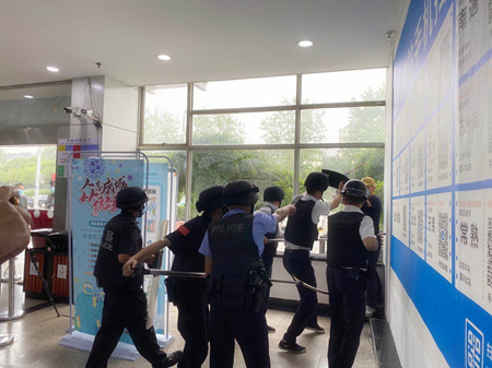 北站反恐演練1(顧書燁)_副本.jpg 北站反恐演練1(顧書燁)_副本.jpg