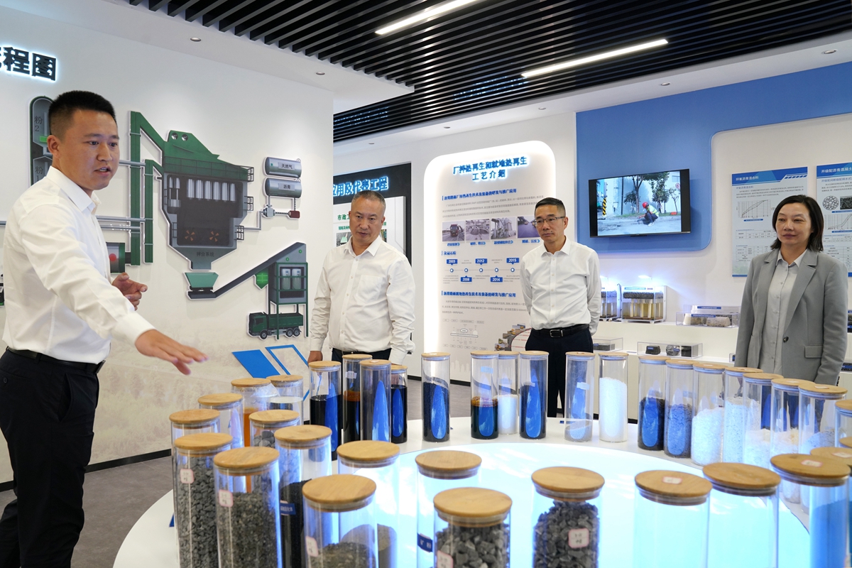 20241009市國資委黨委書記、主任陳文榮參觀杭州灣綠色養護公司展廳，右起李利、柏衛東、陳文榮（李阿梅 攝）.jpg